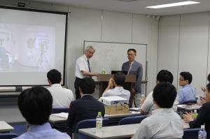 質問に答える新井顧問2