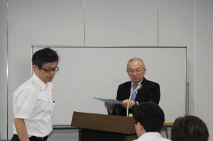 鈴木理事よりご講演お礼の贈呈