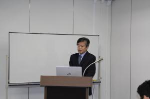 講演中の鈴木理事