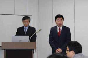 講演前に鈴木理事を紹介する八木原理事