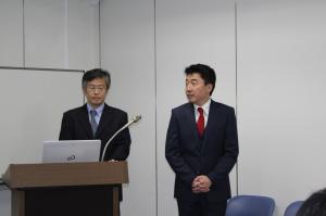 八木原理事より紹介を受ける鈴木理事