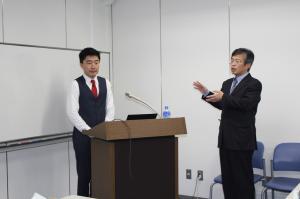 講演前の八木原理事を紹介する鈴木理事