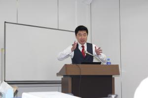 講演中の八木原理事