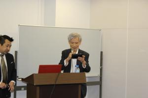 午前中の講師笹尾専門医専修医取得対策理事を紹介する塩路会長