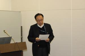 渡辺インプラント学会会長を紹介する高橋専務理事