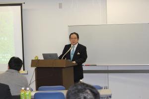 ご講演中の渡辺文彦会長