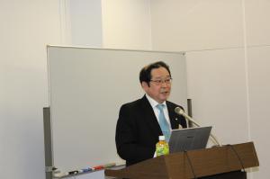 ご講演中の渡辺文彦会長2