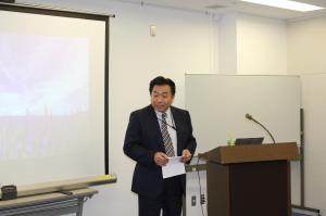  授業の開始の挨拶をする和田理事