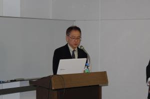 講演開始の挨拶をする小長井担当理事