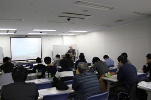 受講風景　受講生の迫力が背中から発散