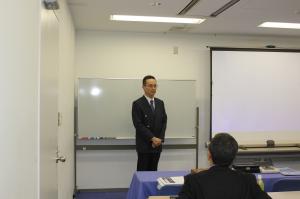 ご講演者の塩路先生を紹介する覚本先生
