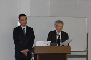 午後の講演者の覚本先生を紹介する塩路先生