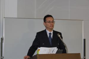 講演者の覚本先生