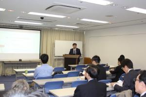 開講の挨拶をする和田理事