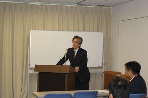 講演者の覚本先生