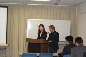 鈴木理事の講演中の１風景-1