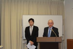 鈴木理事の講演中の１風景-2