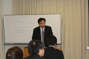 開講の挨拶をする和田理事