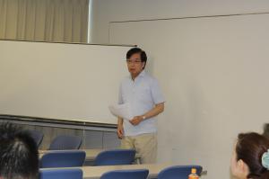 講演開始の挨拶をする藤野施設長