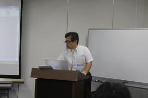 講演中の鈴木理事
