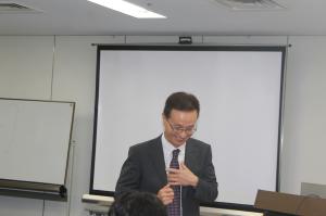 講演中の覚本理事２