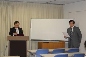 講師紹介をする藤野施設長