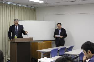 １０日 午前の講師を紹介する高橋理事